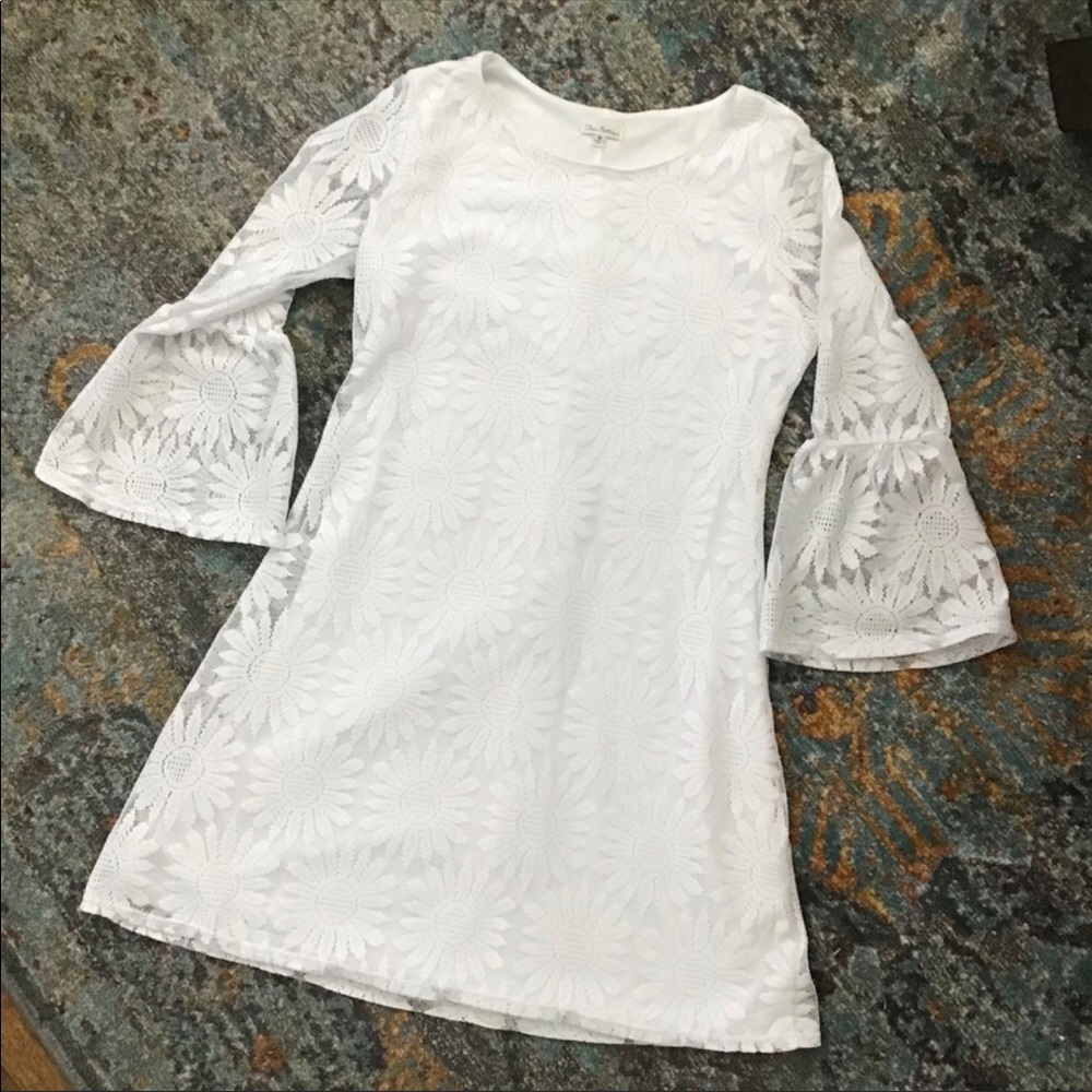 Beautiful white mini, bell sleeves sunflower lace
